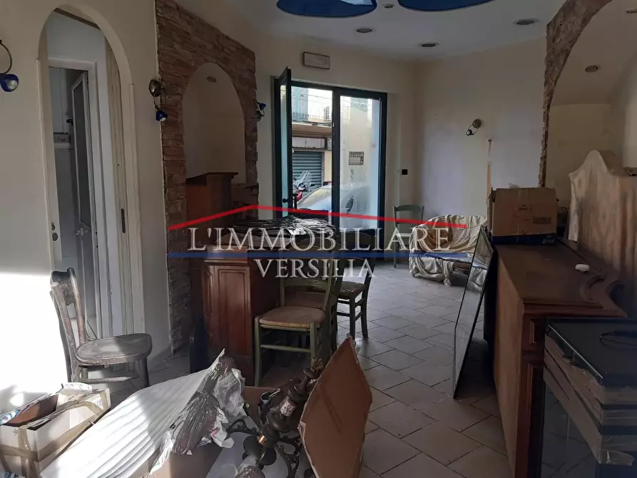 Immagine 21 di Locale commerciale in vendita  a Montignoso