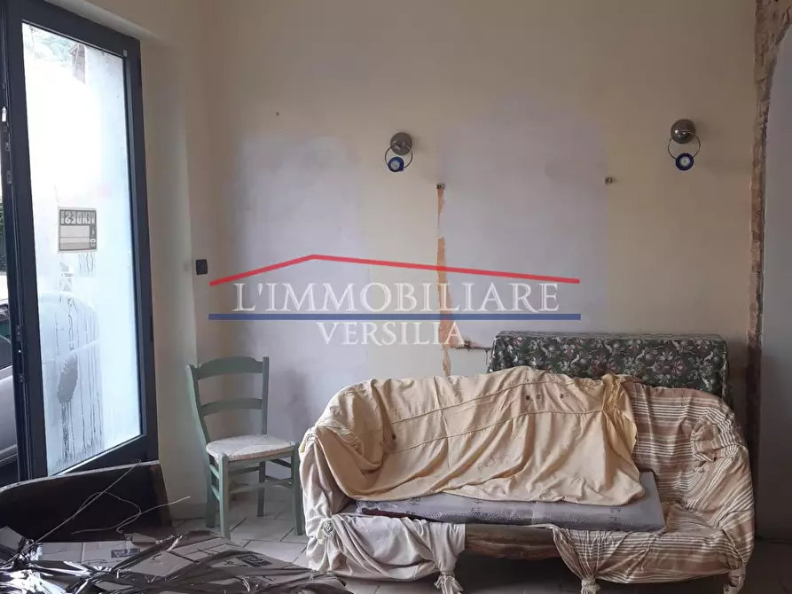 Immagine 5 di Locale commerciale in vendita  a Montignoso