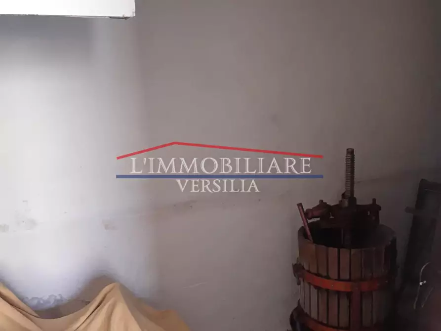 Immagine 20 di Locale commerciale in vendita  a Montignoso