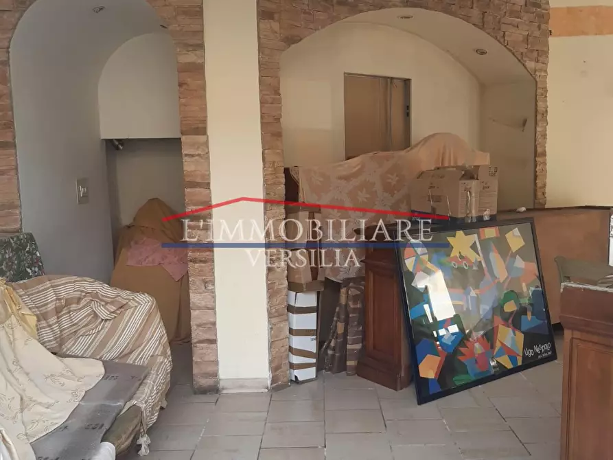 Immagine 4 di Locale commerciale in vendita  a Montignoso