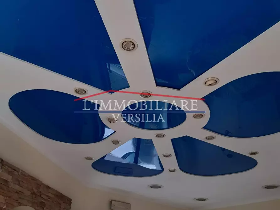 Immagine 10 di Locale commerciale in vendita  a Montignoso