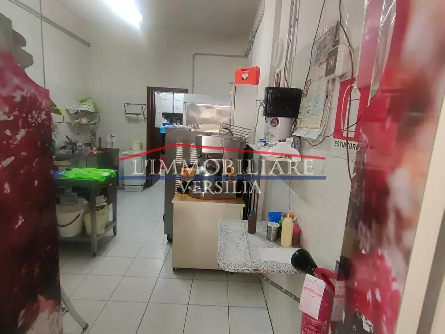 Immagine 10 di Attività commerciale in vendita  a Massa