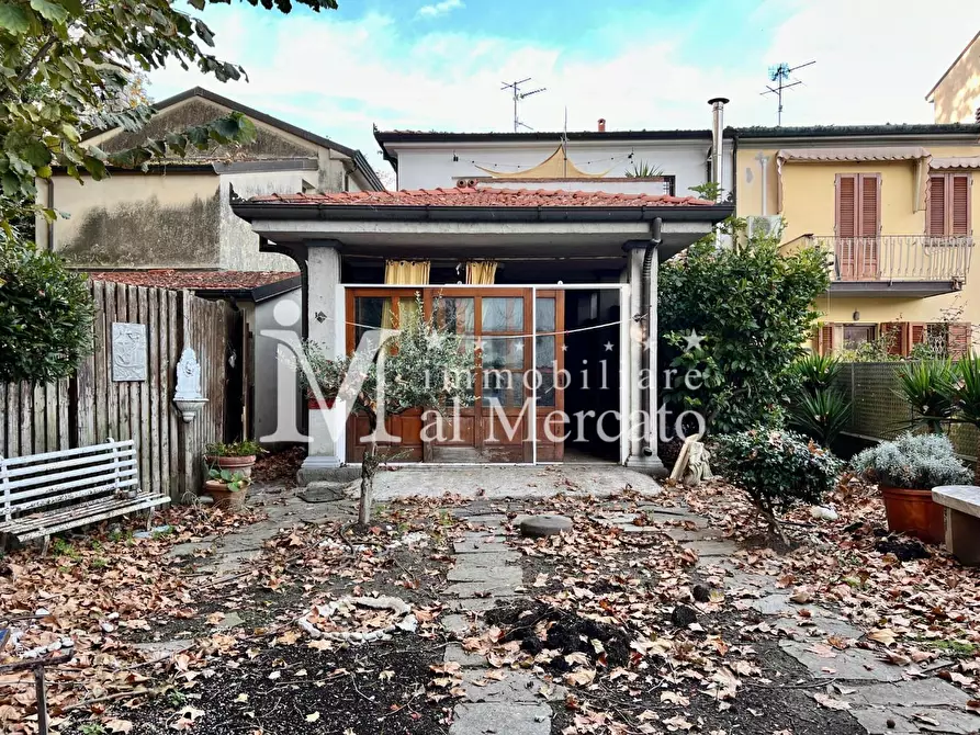 Immagine 4 di Villetta a schiera in vendita  a Viareggio