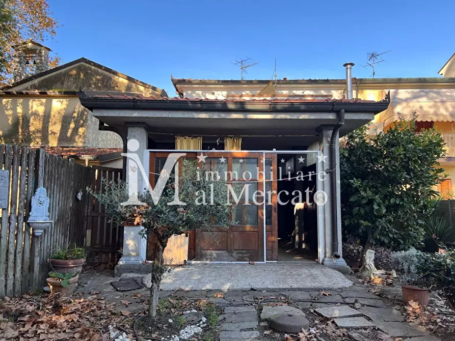 Immagine 50 di Villetta a schiera in vendita  a Viareggio