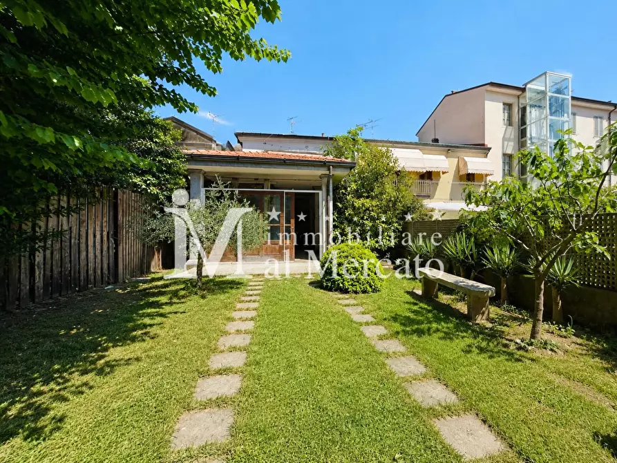 Immagine 3 di Villetta a schiera in vendita  a Viareggio
