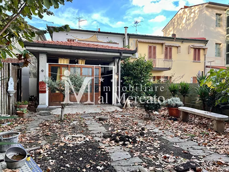 Immagine 3 di Villetta a schiera in vendita  a Viareggio