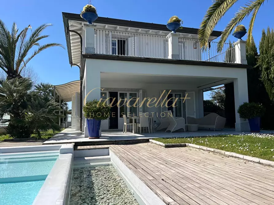 Immagine 1 di Villa in vendita  a Forte Dei Marmi