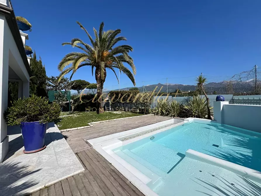 Immagine 9 di Villa in vendita  a Forte Dei Marmi