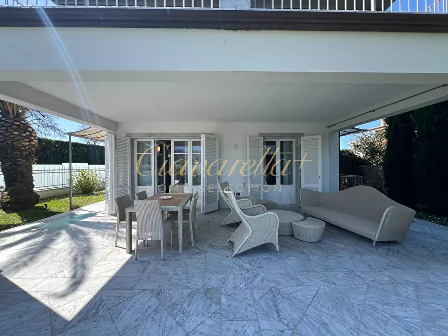 Immagine 11 di Villa in vendita  a Forte Dei Marmi