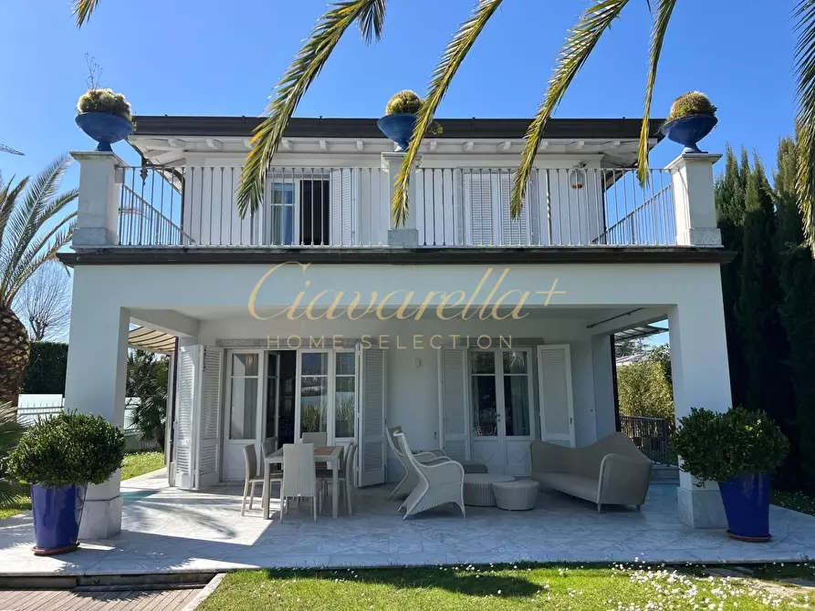Immagine 8 di Villa in vendita  a Forte Dei Marmi
