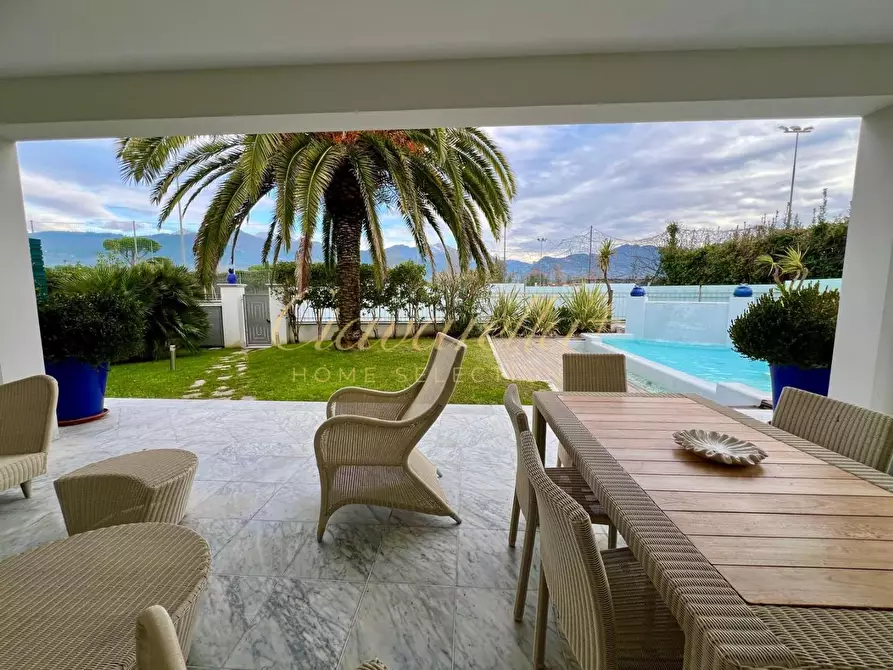 Immagine 10 di Villa in vendita  a Forte Dei Marmi