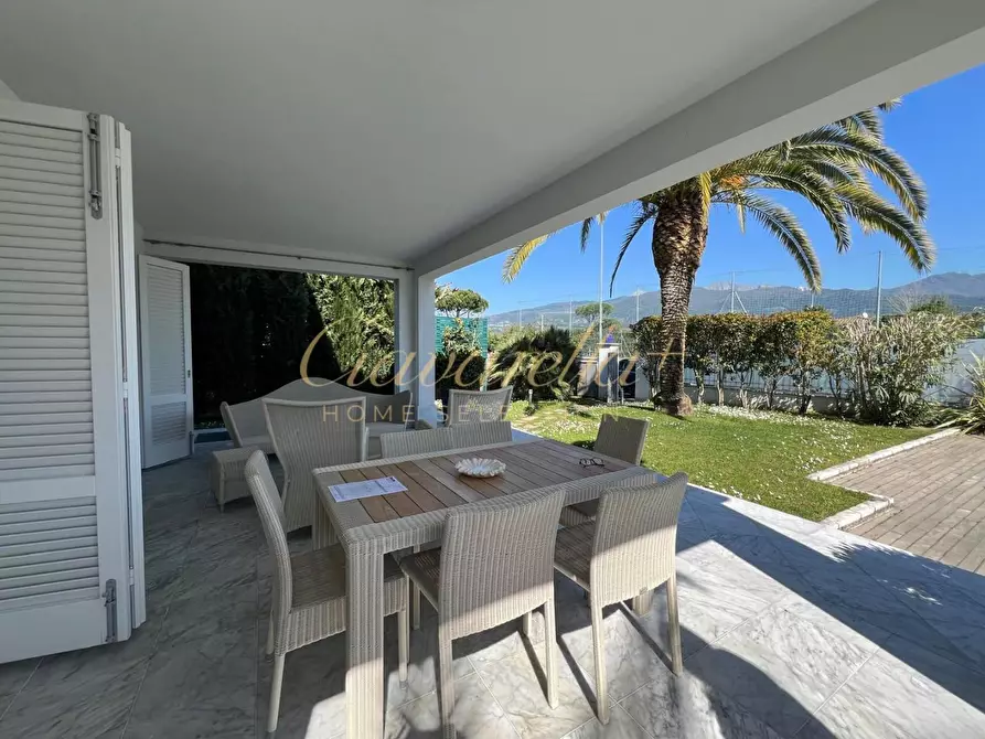 Immagine 35 di Villa in vendita  a Forte Dei Marmi