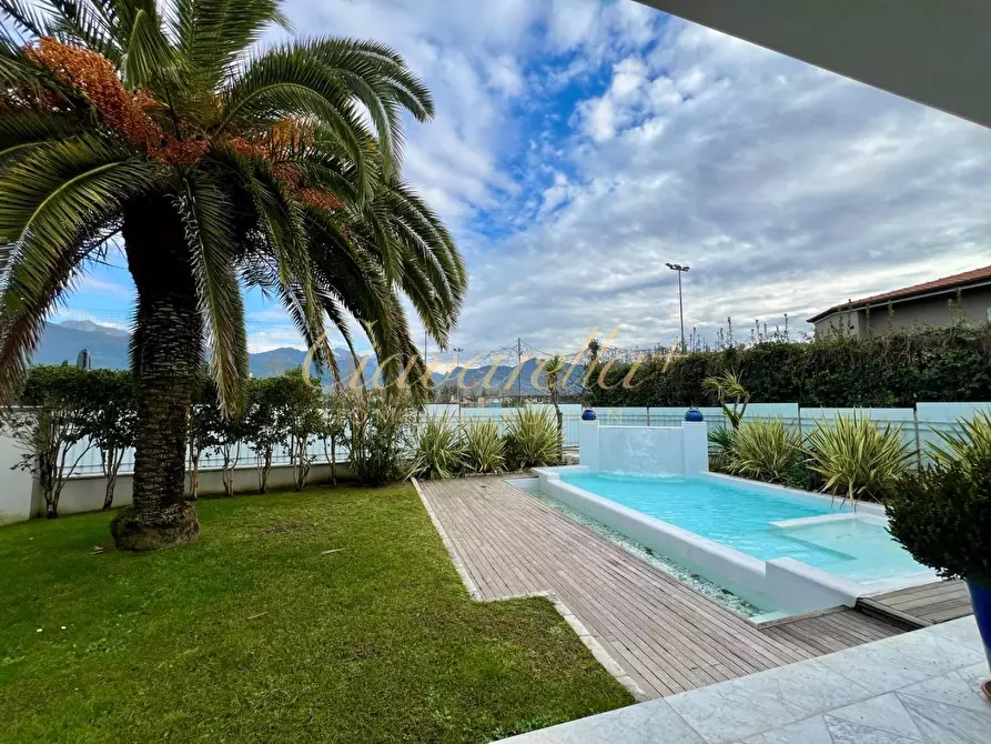 Immagine 29 di Villa in vendita  a Forte Dei Marmi