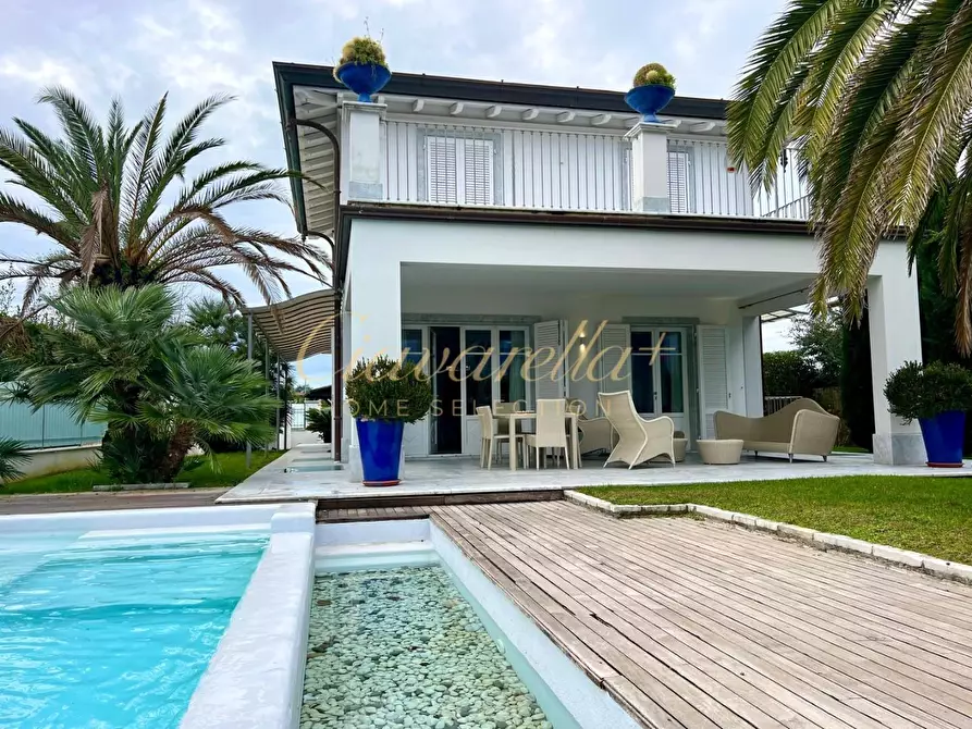 Immagine 1 di Villa in vendita  a Forte Dei Marmi