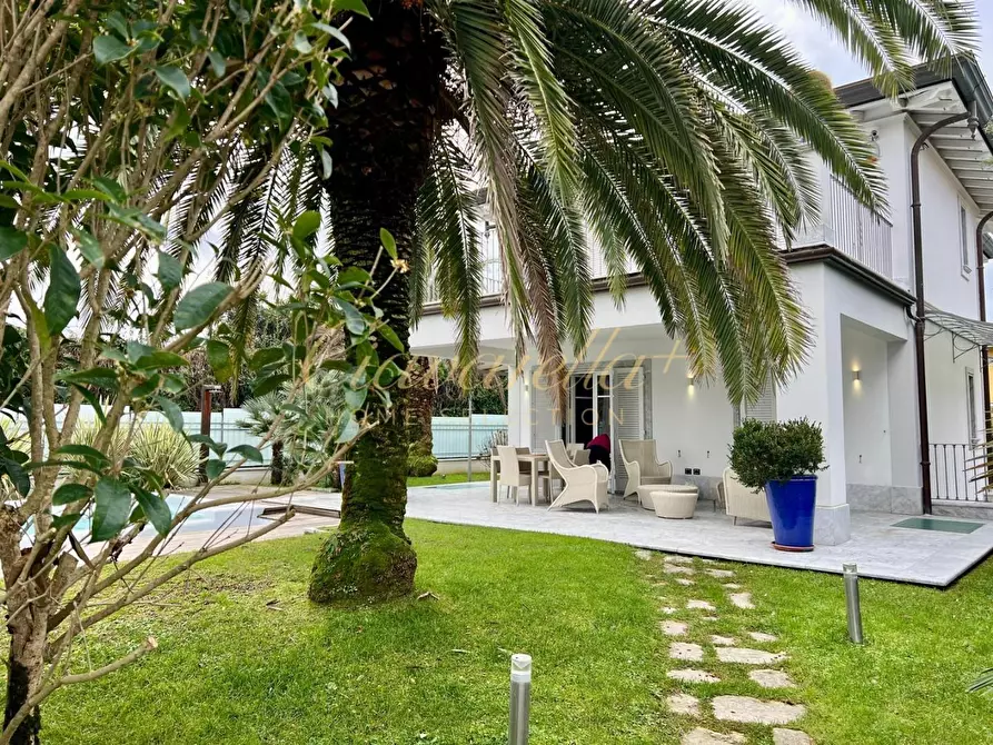 Immagine 3 di Villa in vendita  a Forte Dei Marmi