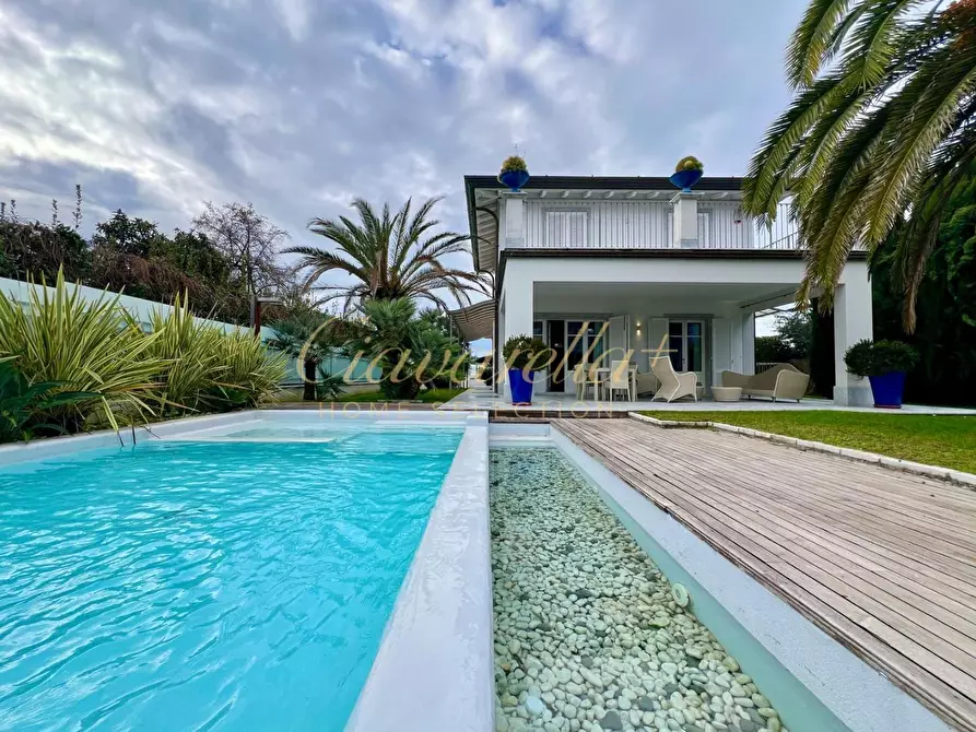 Immagine 26 di Villa in vendita  a Forte Dei Marmi