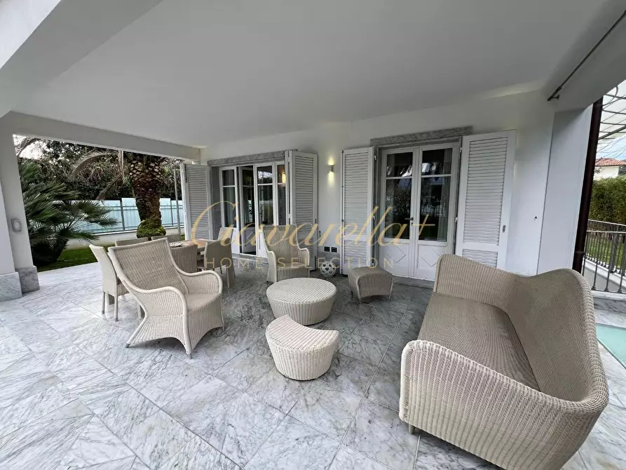 Immagine 5 di Villa in vendita  a Forte Dei Marmi