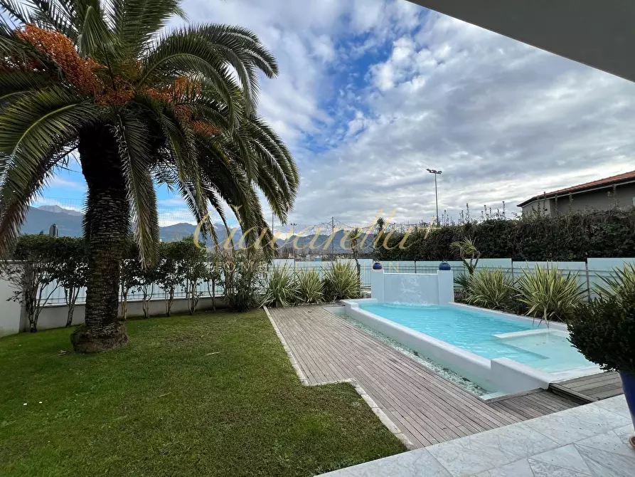 Immagine 7 di Villa in vendita  a Forte Dei Marmi
