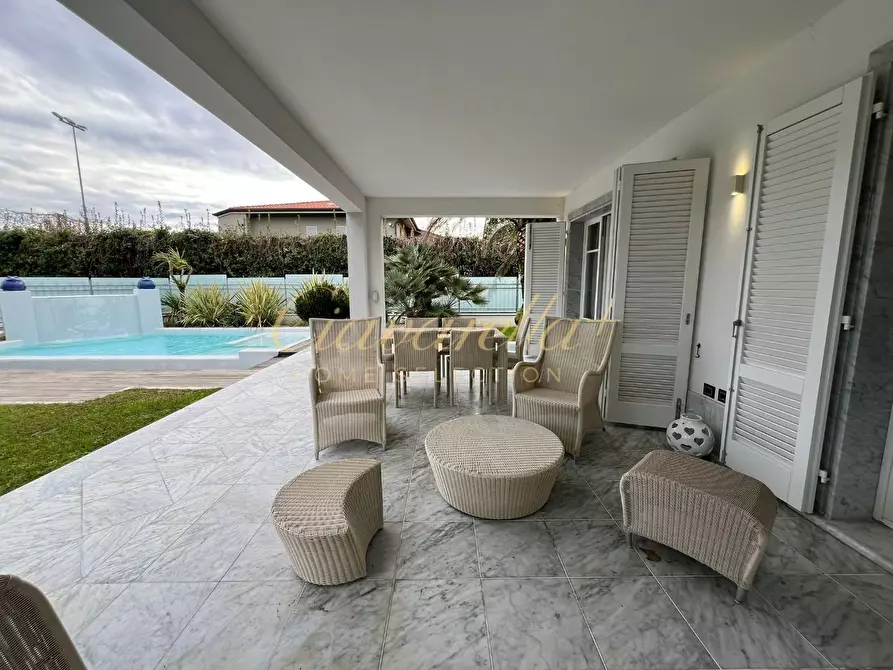 Immagine 6 di Villa in vendita  a Forte Dei Marmi