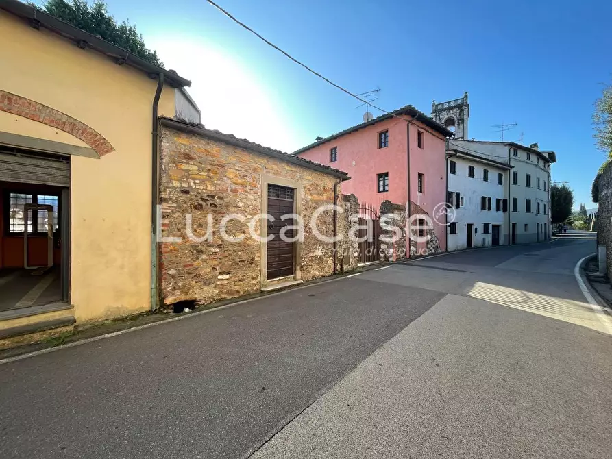 Immagine 5 di Casa colonica in vendita  a Lucca