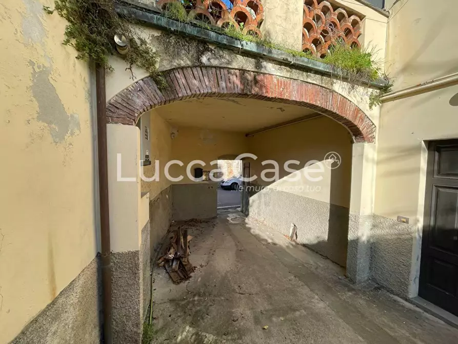 Immagine 3 di Casa colonica in vendita  a Lucca