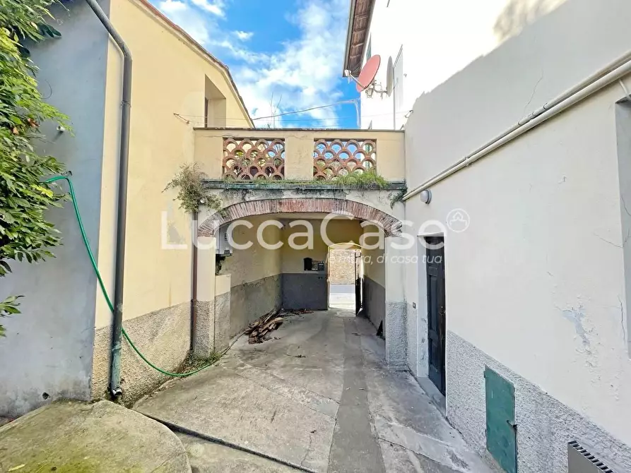 Immagine 11 di Casa colonica in vendita  a Lucca