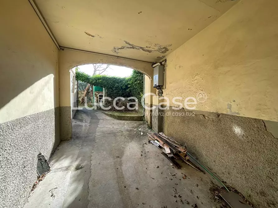 Immagine 9 di Casa colonica in vendita  a Lucca