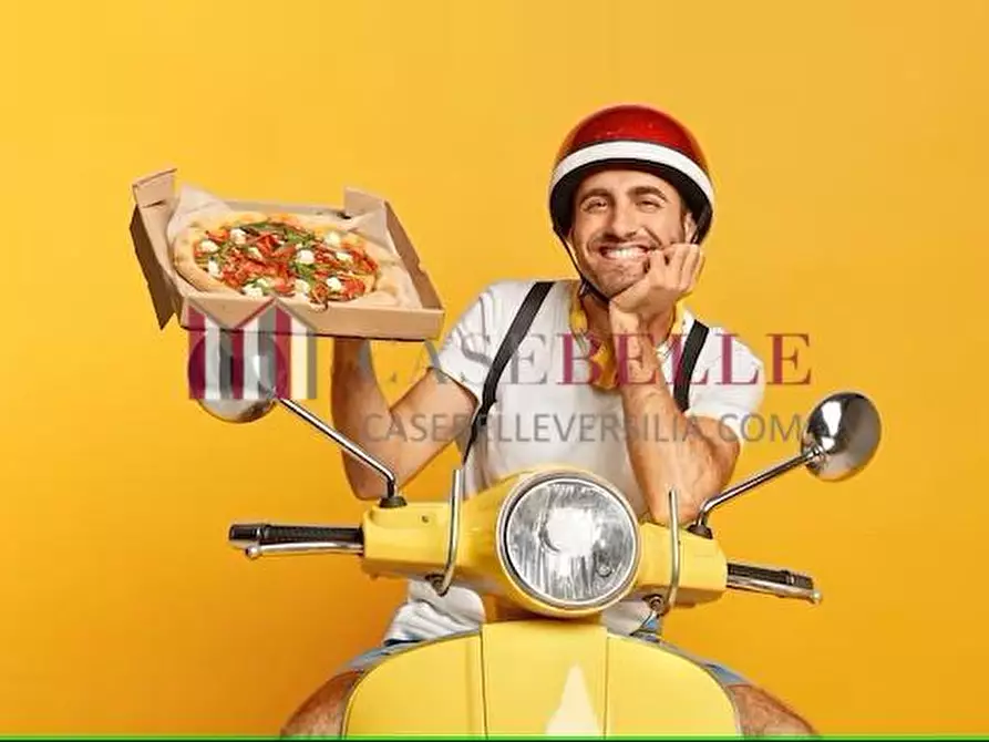 Immagine 6 di Locale commerciale in vendita  a Viareggio