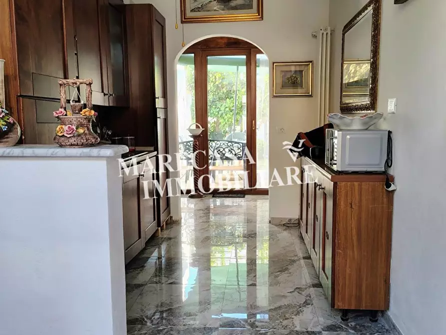 Immagine 2 di Appartamento in vendita  a Carrara