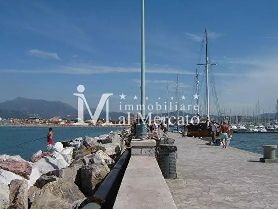 Immagine 2 di Negozio in affitto  a Viareggio