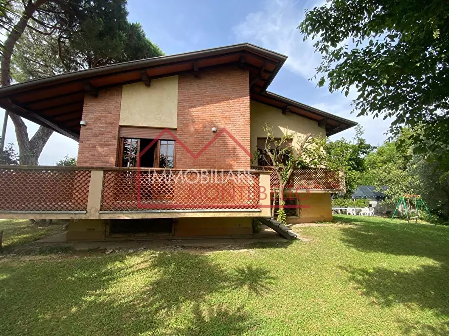 Immagine 4 di Villa in vendita  a Camaiore