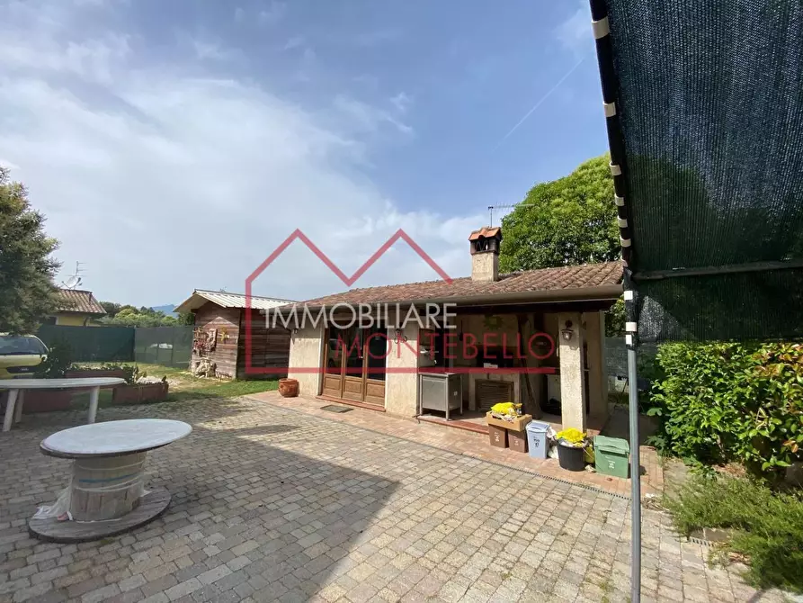 Immagine 2 di Villa in vendita  a Camaiore