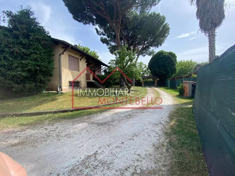 Immagine 17 di Villa in vendita  a Camaiore
