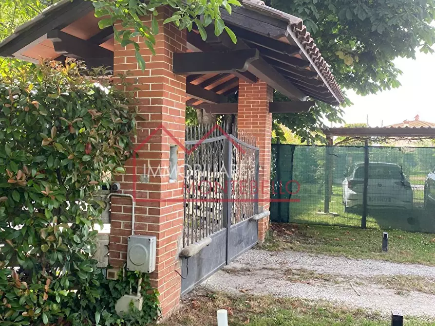 Immagine 9 di Villa in vendita  a Camaiore