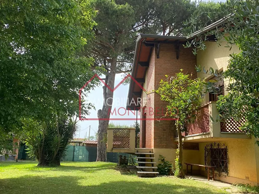 Immagine 15 di Villa in vendita  a Camaiore
