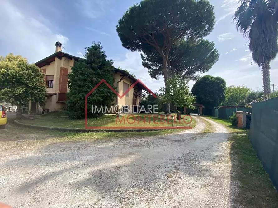Immagine 1 di Villa in vendita  a Camaiore