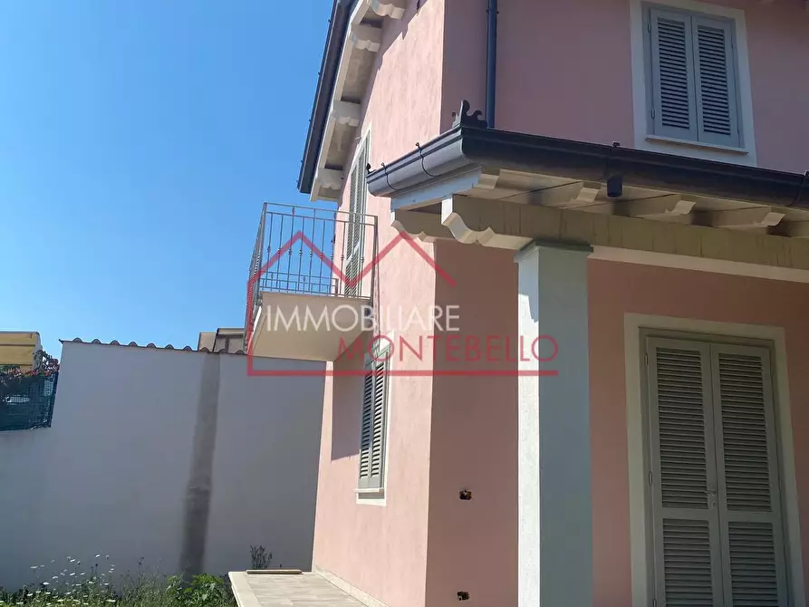 Immagine 1 di Villa in vendita  a Camaiore