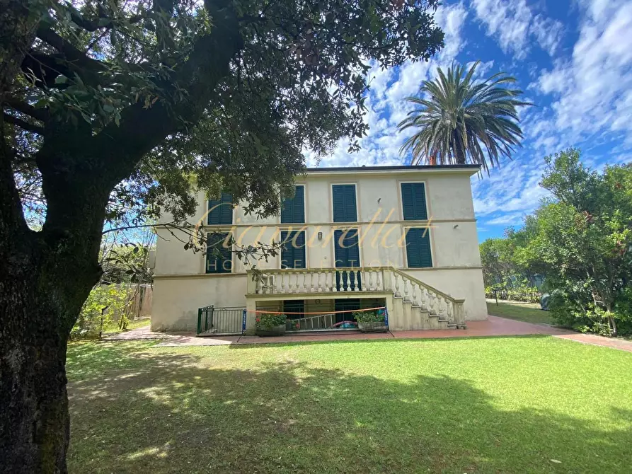 Immagine 7 di Villa in vendita  a Forte Dei Marmi