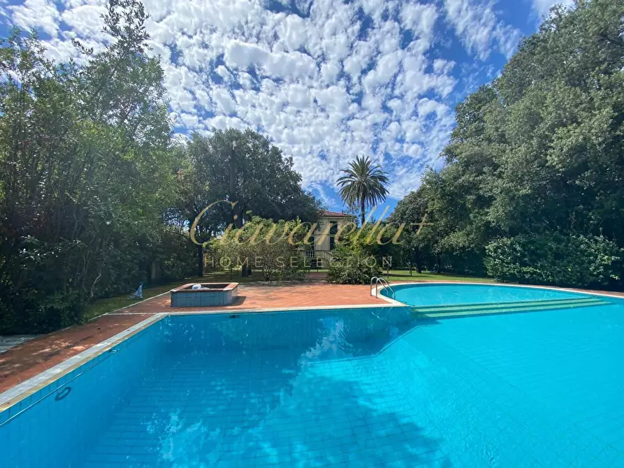 Immagine 8 di Villa in vendita  a Forte Dei Marmi