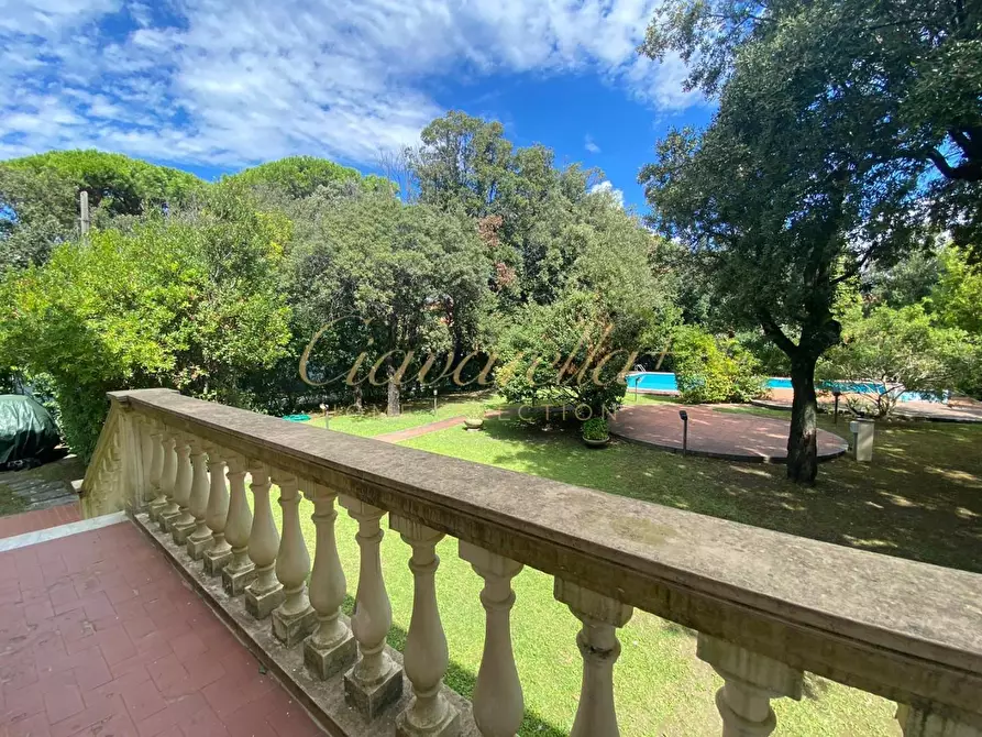 Immagine 1 di Villa in vendita  a Forte Dei Marmi