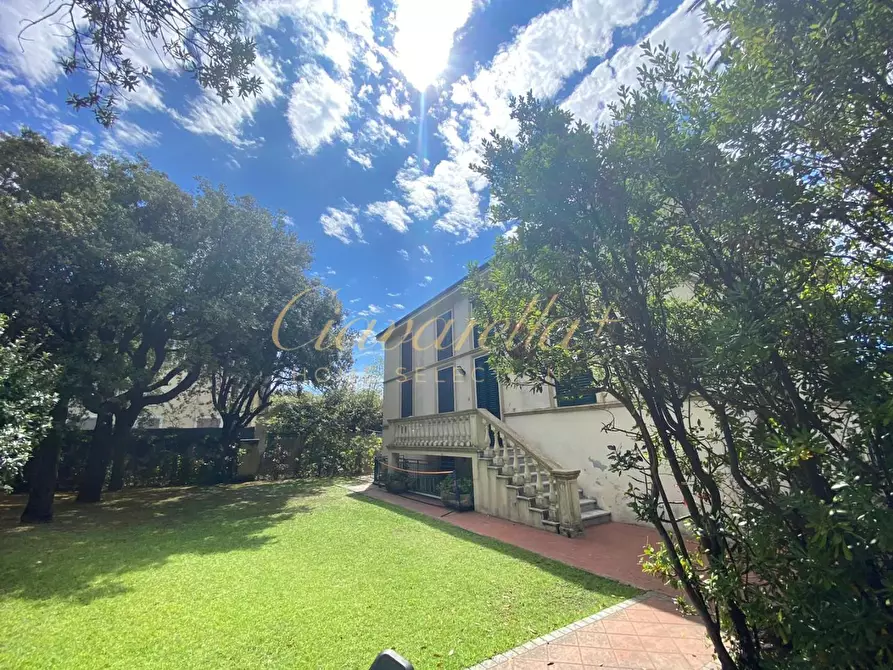 Immagine 6 di Villa in vendita  a Forte Dei Marmi