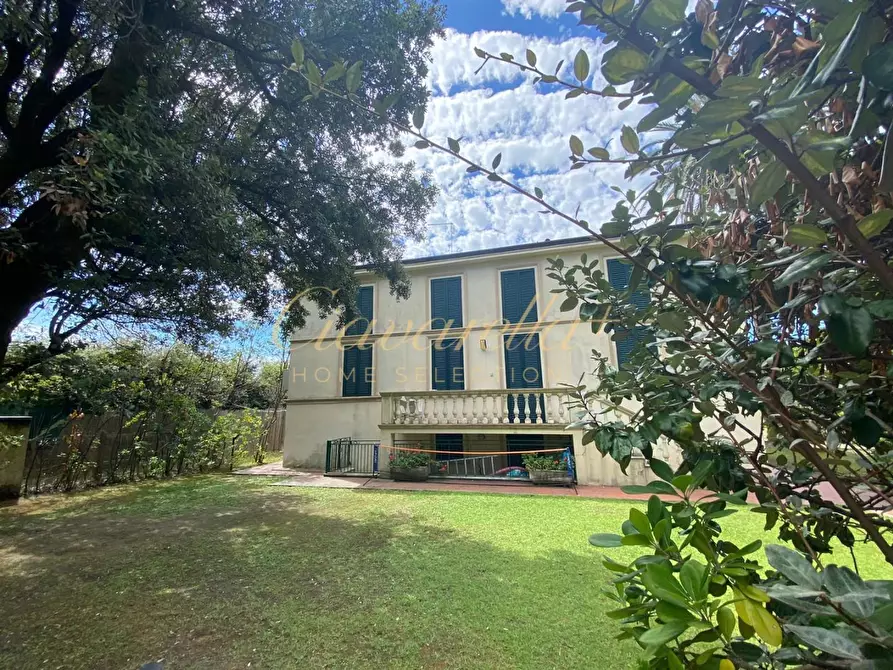 Immagine 11 di Villa in vendita  a Forte Dei Marmi