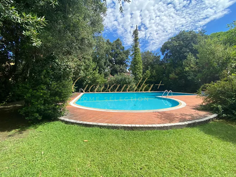 Immagine 9 di Villa in vendita  a Forte Dei Marmi