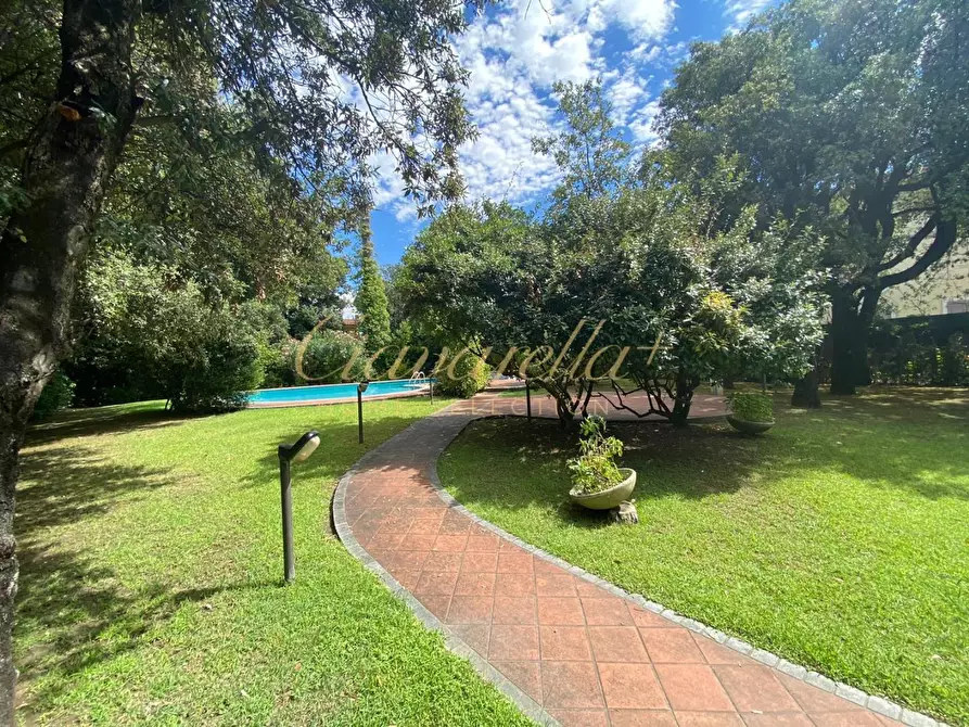 Immagine 5 di Villa in vendita  a Forte Dei Marmi