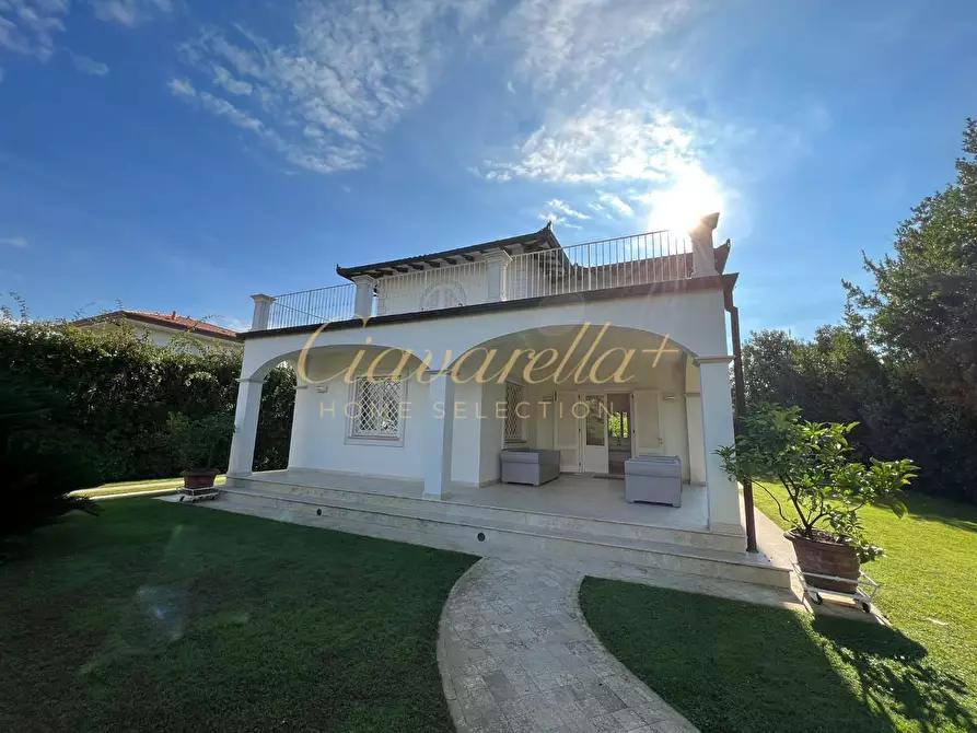 Immagine 2 di Villa in affitto  a Forte Dei Marmi