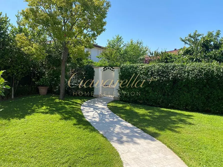 Immagine 6 di Villa in affitto  a Forte Dei Marmi