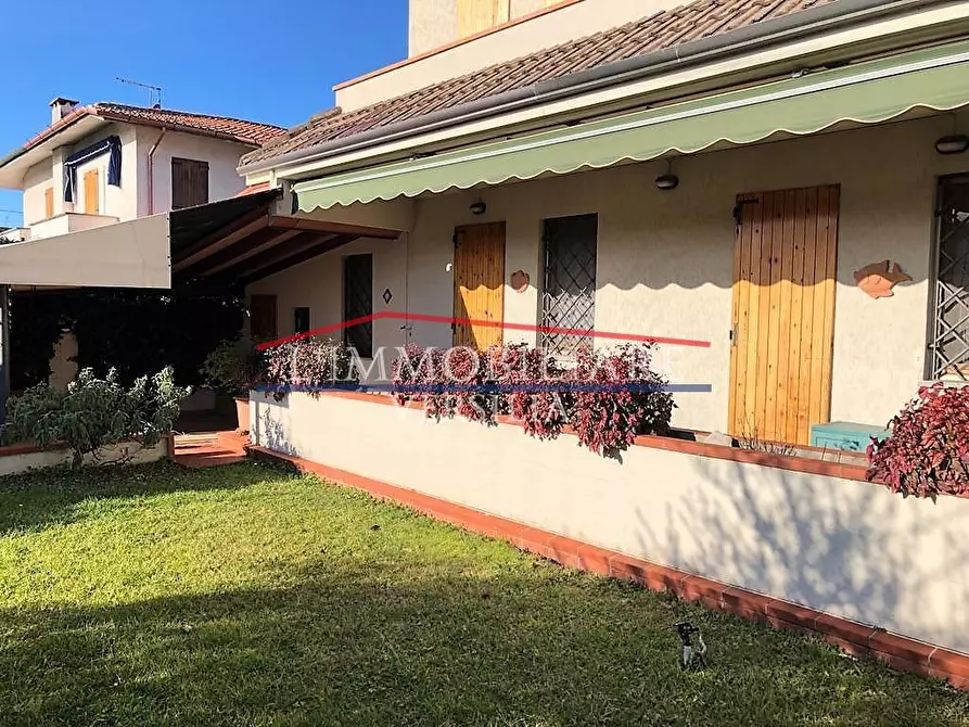 Immagine 1 di Casa semindipendente in vendita  a Montignoso