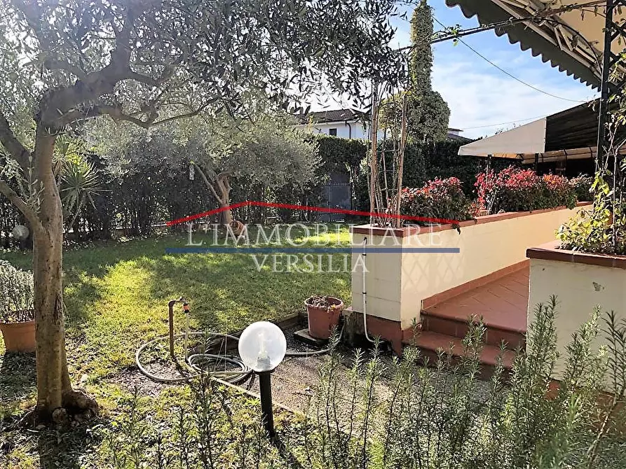 Immagine 9 di Casa semindipendente in vendita  a Montignoso