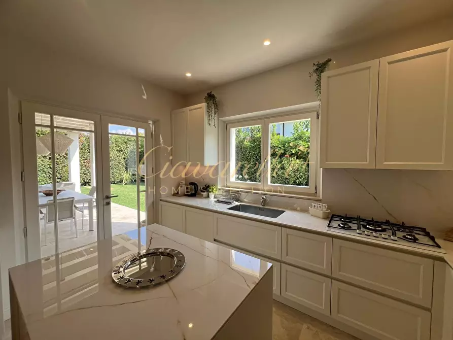 Immagine 5 di Villa in affitto  a Forte Dei Marmi