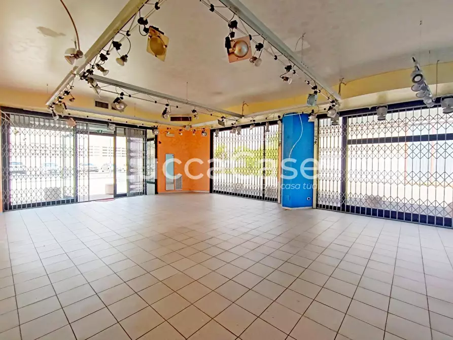 Immagine 7 di Locale commerciale in affitto  a Lucca